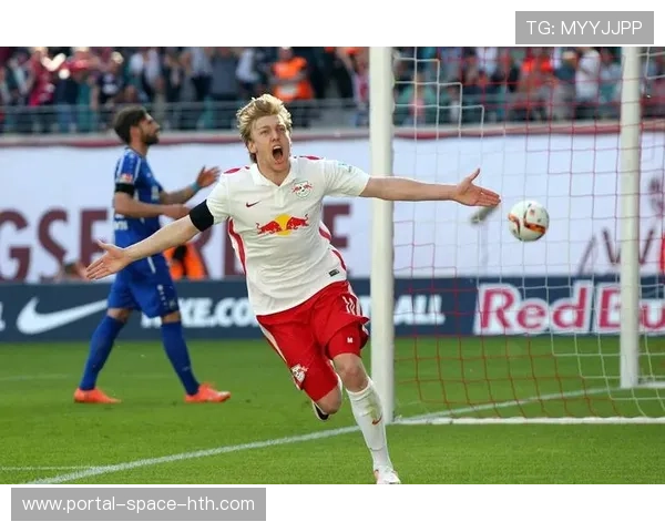 莱比锡红牛竞技场球迷助威声势浩大,营造狂热主场氛围 莱比锡红牛竞技场球迷助威声势浩大,营造狂热主场氛围